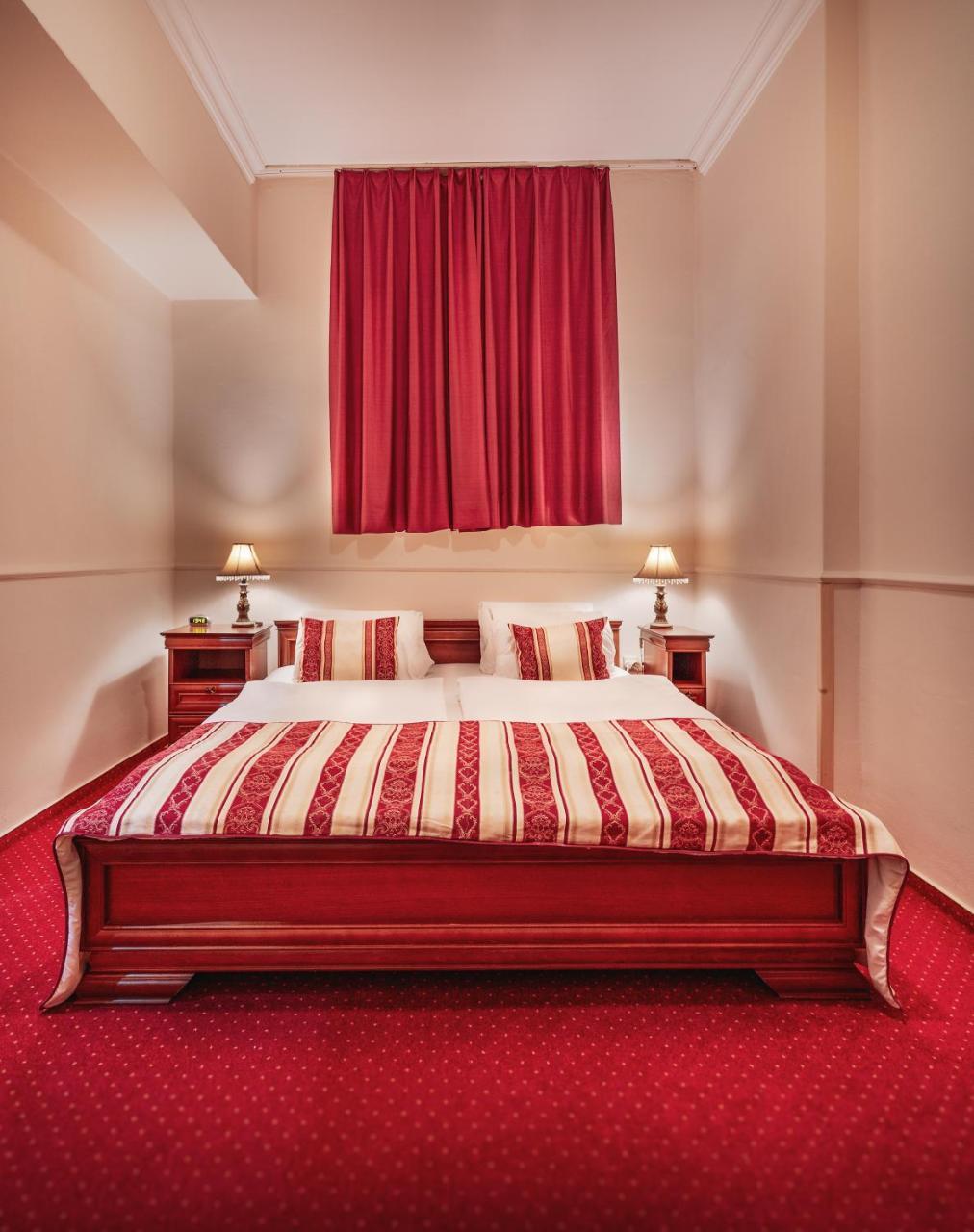 Hotel Capital With Private Wellness Νίτρα Εξωτερικό φωτογραφία
